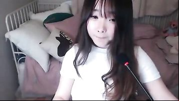 Korean girl masturbates on cam